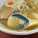 らぁ麺 松しん - しっかり深い鶏の旨みにキリッとキレのある塩のカエシ。