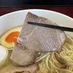 らぁ麺 松しん - ロースチャーシューはしっかり歯応えの肉々しい食感