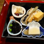 Hakushuu - 下のお重　豆腐料理2品と練り物　卵焼き　ひじきとグリンピース