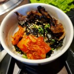 Jukusei Yakiniku Ichiban - 韓国のりたっぷり焼肉ご飯に肉とキムチを乗っけて食べます！めちゃ旨ですよーーー