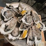 FAST OYSTERS - ラストオーダーで生牡蠣を更にお願いしたら、こんなにてんこ盛りで出してくださいました。