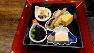 Hakushuu - 下のお重　豆腐料理2品と練り物　卵焼き　ひじきとグリンピース