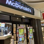 McDonald's - 2024/02 横浜駅中央通路から　横浜駅東口地下街『横浜ポルタ』への階段またはエスタレーターを降りて左に入ったすぐのところに位置あるマクドナルド 横浜ポルタ店。この店舗は昨年の2023年7月20日グランドオープンした比較的新しい店舗なのだ。都心店、準都心店、通常店のうち都心店分類される