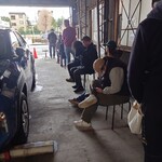 タンタン - 店舗隣接のガレージに並ぶ行列。屋根付きで良かった。駐車スペース３台分