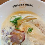 Ebisoba Hiiro - チャーシューやシナチクがスープの中から出て来ました。