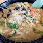Oomura Shokudou - 熱々の麺とスープを背脂と野菜が覆い隠してます。