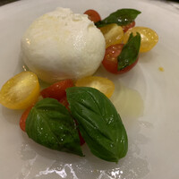 VALON TOKYO 錦糸町 - 極上ブッラータと彩りトマト達のカプレーゼ