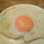 B級グルメ専門 大衆食事処 鶴見食堂 - 目玉焼き@\120円（外税）