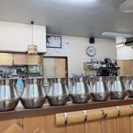 かに問屋 - カニのガラ入れがずらりと