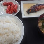 Kaisen Shokudou Okudosan - 赤ウインナー、銀鮭の塩麹漬け、ごはん大、わかめたっぷり味噌汁(*´ω｀*)