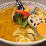 Rojiura Curry SAMURAI． 神楽坂店 - 侍.まつり(3種、マイルド、5辛、180g) 2035円 の野菜12品目、焦がしチーズ、侍.ザンギ、牡蠣