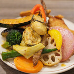 Rojiura Curry SAMURAI． 神楽坂店 - 侍.まつり(3種、マイルド、5辛、180g) 2035円 の野菜12品目、焦がしチーズ、侍.ザンギ、牡蠣