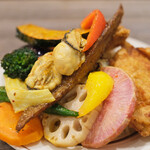 Rojiura Curry SAMURAI． 神楽坂店 - 侍.まつり(3種、マイルド、5辛、180g) 2035円 の野菜12品目、焦がしチーズ、侍.ザンギ、牡蠣