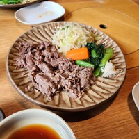 ざくろ 室町店 - 牛ロースバタ焼き(温野菜添え)