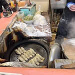 一番 - ☆餃子焼き上がり　¥４５０（３個¥２５０）　　創業当時から働いている鉄なべ　うまさの根源か？餃子は皮から手作り　配膳に使う分厚いまな板！