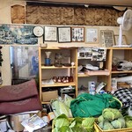 一番 - ☆見えなくなったメニュー　　1日分のキャベツ　（以前はここにコタツあり二人用の小上がりがあった、座布団がその名残り）　　　　　今は物置か？もう少し片付ければ店主も休憩できるのにな〜