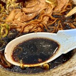 麺武 はちまき屋 - スープも真っ黒