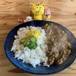 spice curry ANANDA - 料理写真:キーマカレー　850円（税込）　※玉葱の炒めたやつと、キュウリのピクルスが、乗っています