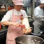 赤門 - 刀削麺　小松の小麦粉１００％使用しおいしく仕上げてあります。ご注文後に１本１本丁寧に削り、湯がきます。 