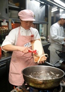 赤門 - 刀削麺　小松の小麦粉１００％使用しおいしく仕上げてあります。ご注文後に１本１本丁寧に削り、湯がきます。 