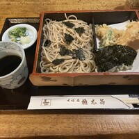 京都 権太呂 本店 - “天ザル”。麺やや硬めを敢えてリクエストしました。やはりキリッと硬めの方が蕎麦の香りも引き立つのでは…。と思いました。ド定番、信用力充分、揚げたての海老天、絶対裏切らない“天ザル”です。