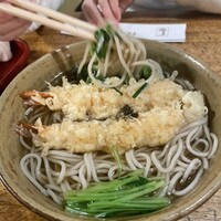 京都 権太呂 本店 - “天麩羅蕎麦”。少し小さめの器。揚げたてフカフカの海老天2本。お出汁は上品にやや薄め、しかし出汁感充分。これが京都の天麩羅蕎麦です！