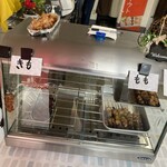 炭火やきとり 鳥信 - 焼き鳥のショーケース
      全て一串155円でした
