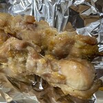 炭火やきとり 鳥信 - 塩焼きのもも
      表面は香ばしくカリッとした部分もあって美味しかったです
