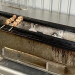炭火やきとり 鳥信 - 焼き鳥は炭で丁寧に焼かれていました