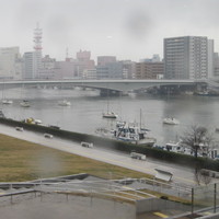 中国料理 桃李 - 窓からの景色。雨に煙る柳都大橋