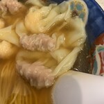 支那そば たんたん亭 - 上が海老、下が肉ワンタン