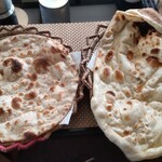 Shahaji - カレーはロティかナンを選べます♫ 私は左のロティメインで♫全粒粉で無発酵のあっさり生地です✨  夫は右のお馴染みナン。発酵してもっちり、ボリューム大です♫おかわりもできます(*>ω<*)