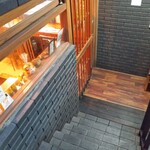 魚虎千両 - 階段降りて入店