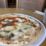 Pizza and BIANCHI - マルゲリータとクアトロのハーフ&ハーフ