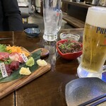 Tou Sembou - 生ビールで乾杯なり♪馬刺し盛り合わせ（2人前）と馬すじポン酢と共に♡