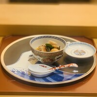 美会 - ②【椀：キンキ、蛤、オニテナガエビ、車海老、大黒シメジ】
                      ※ キンキ、蛤車海老の団子、大黒シメジのトムヤンクン、コブ蜜柑の葉添え