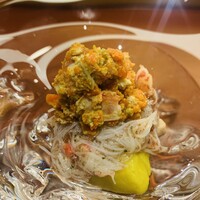 美会 - ① 【先付：香箱蟹、あん肝、菊花】
                    ※ 香箱蟹身+内子とタイ産フレッシュハーブのジュレ和え、菊花+あん肝のピュレ