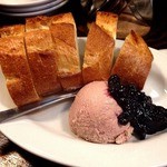 Porky's kitchen - 豚レバームースとバケットブルーベリーソーズ添え