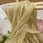 北千住煮干中華蕎麦 かれん - 煮干中華蕎麦¥890の麺