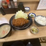 Tonkatsu Aoki - 定食には豚汁、ご飯、お新香が付きます。