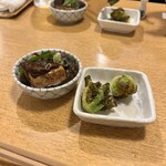 丸重 - お通し、芽キャベツ焼きと牛肉どうふ