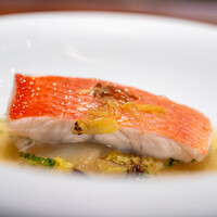 馳走西健一 - 2024.2 ゆっくり低温で火を入れた金目鯛のスープ仕立て 白菜 柚子オイル