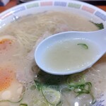 博多ラーメン はかたや - しっかり豚骨スープ