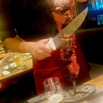 シュラスコ&ビアレストラン ALEGRIA 三宮 - 巨大肉を目の前で切り分けられると、やはりテンションが上がる