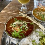 スパイス・ツリー - ポークと赤唐辛子　豚の肩ロースを一晩スパイスとビネガーとリンゴに漬け込み＋赤唐辛子を効かせたベースで煮込んだカレー　辛味は強めだけど、酸味甘味もある大好きなヤツ