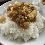 中国料理 峨嵋山 - 熱々のご飯にのせて食べます