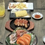 Genka Sakaba - ポテト、卵焼き、ウィンナー、刺身盛り(エビとサーモン)
