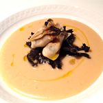 フォリオリーナ・デッラ・ポルタ・フォルトゥーナ - フランス産牡蠣とセルフィーユの根のスープ 黒トランペット茸