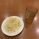 坂上刀削麺 - サラダと烏龍茶('24/02/18)