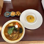 Karumaru - ほろほろチキンもも肉〈骨なし〉（オリジナルスープ、緑のま〜る、５番、ライス50g）、たくあんのアチャール、みかんアチャール、鰹のたたきカチュンバル